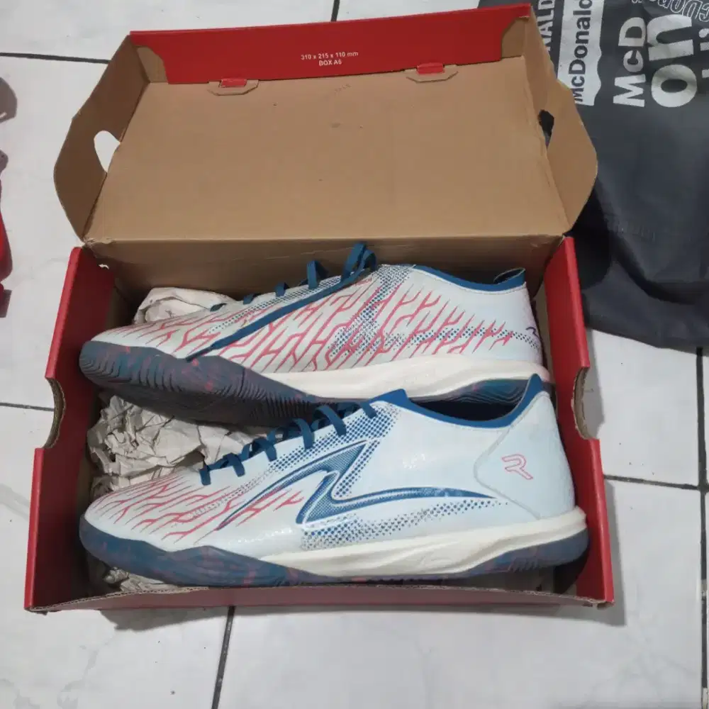 Sepatu futsal SPECS ukuran 44