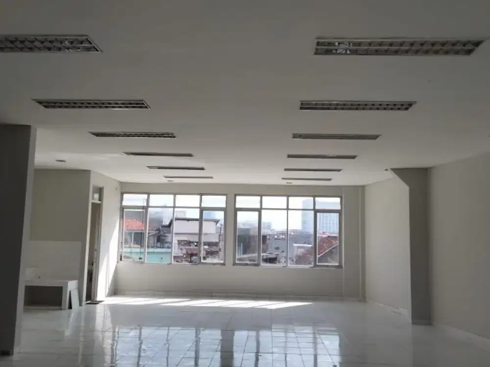PUNGKUR, BANDUNG TENGAH. GEDUNG PERKANTORAN LOKASI KOMERSIL DI TENGAH KOTA BANDUNG