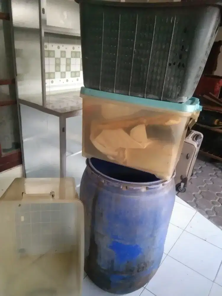 tong tempat air . keranjang . wadah plastik