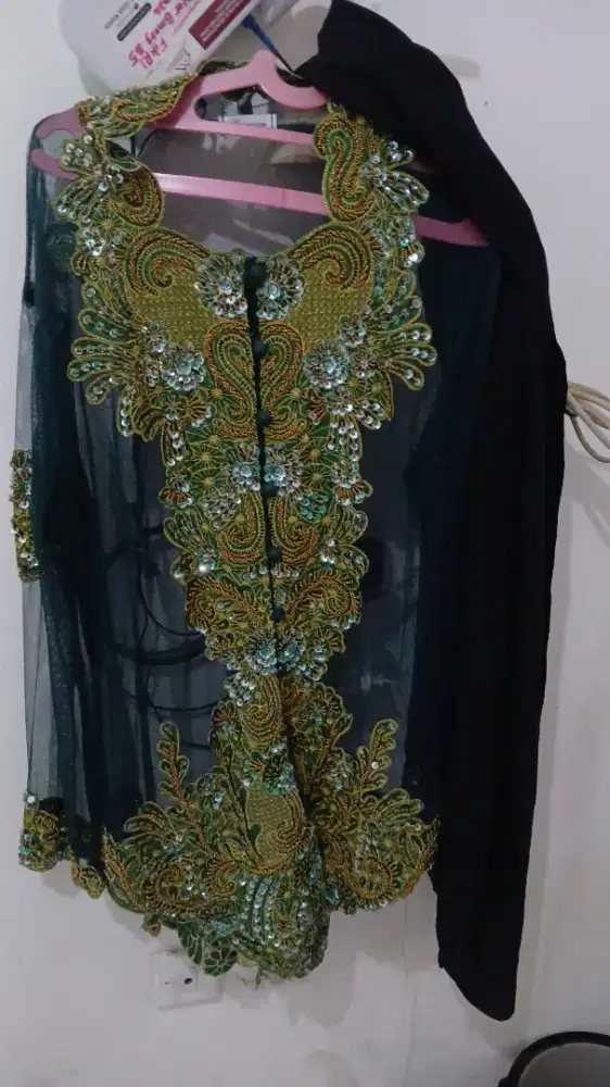 Kebaya dan selendang
