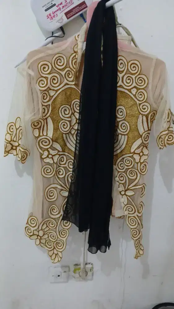 Kebaya dan selendang