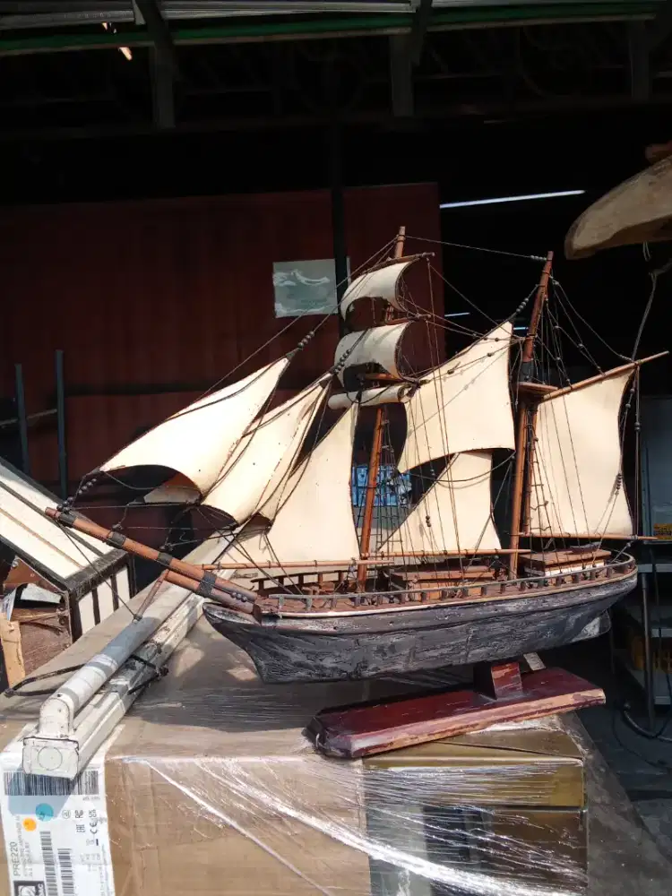 Pajangan miniatur kapal layar