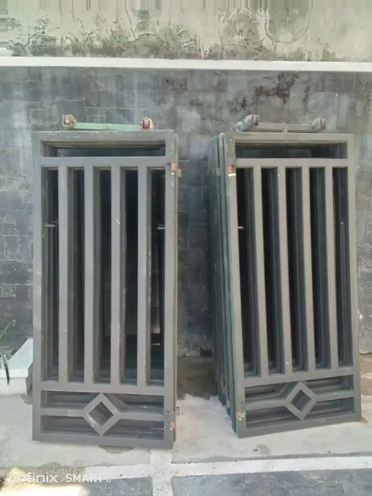 Pintu garasi pagar rumah / kantor
