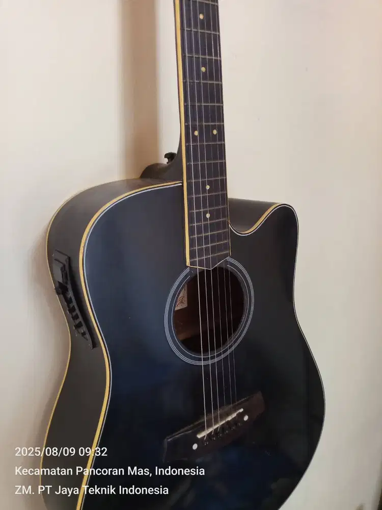 Gitar akustik elektrik lokal Ibanez.