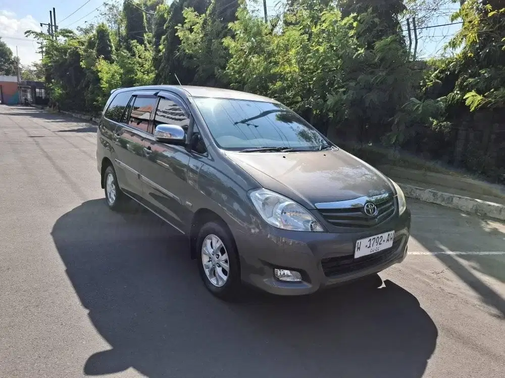 Kijang Innova G Bsn 2011 MT