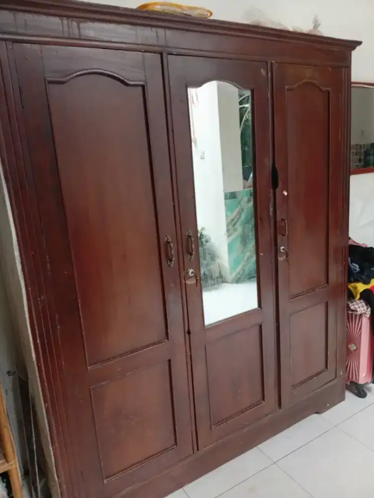 Lemari jati muda