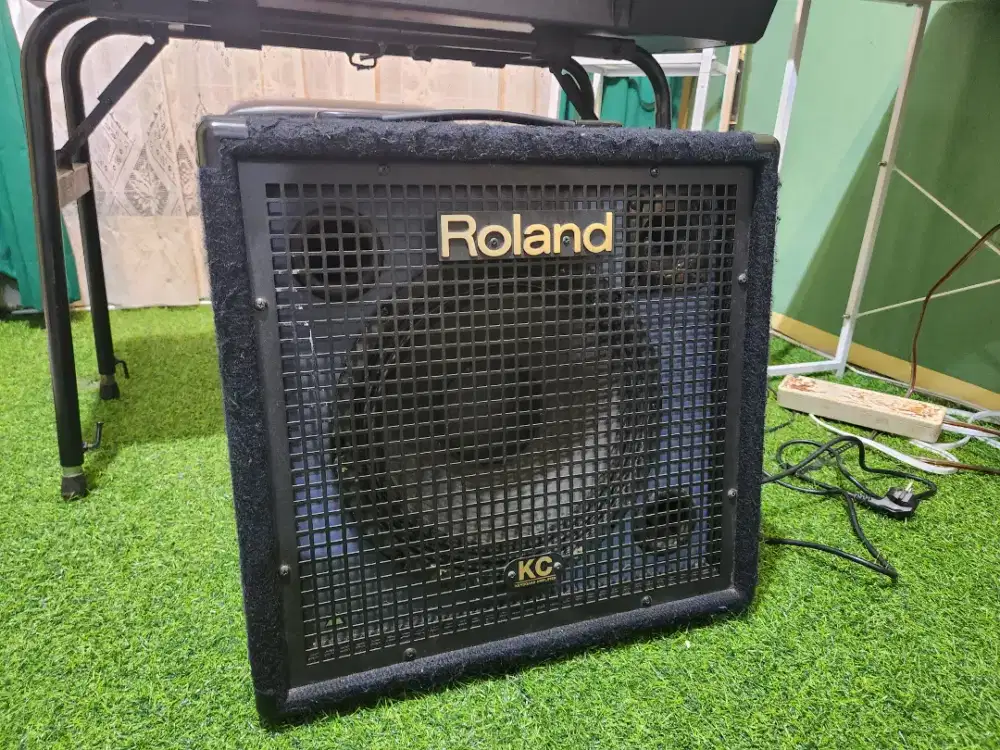 Roland KC 350 amply keyboard