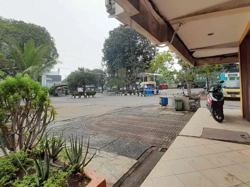 Ruko 2,5 LT Dijual Cepat Semi Furnished Siap Pakai Saja di Kawasan Pertokoan Pulomas, Perintis Kemerdekaan