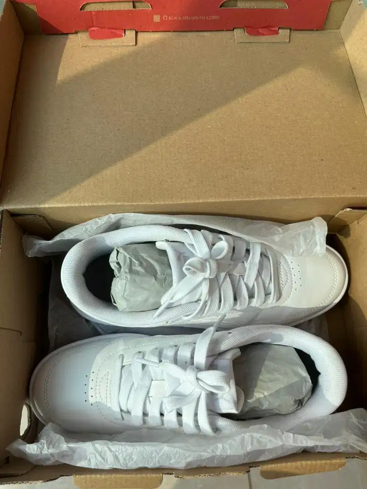 Sepatu putih puma