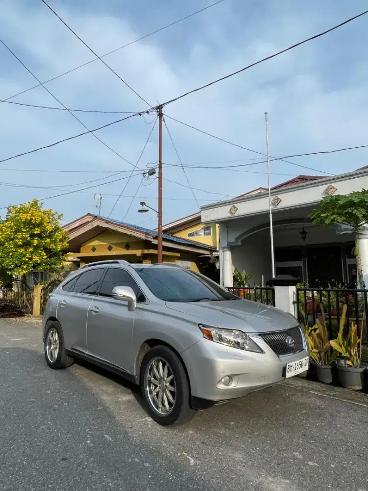 DIJUAL CEPAT - Lexus RX 270 A/T Tahun 2012 warna Silver,