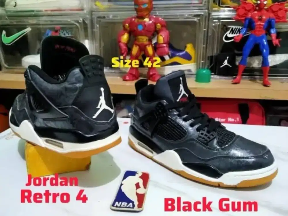 Sepatu Basket Nike Jordan Retro 4 Black Laser gum