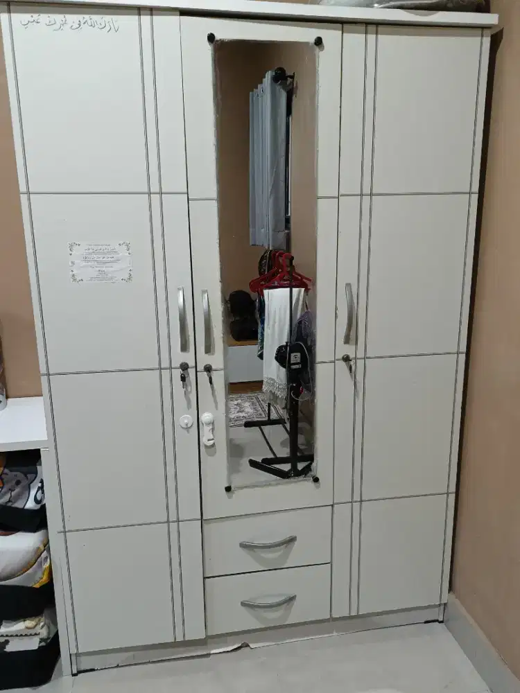 Lemari baju pakaian