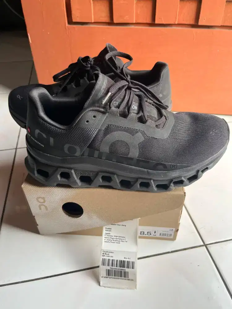 Sepatu On Cloud (OC)