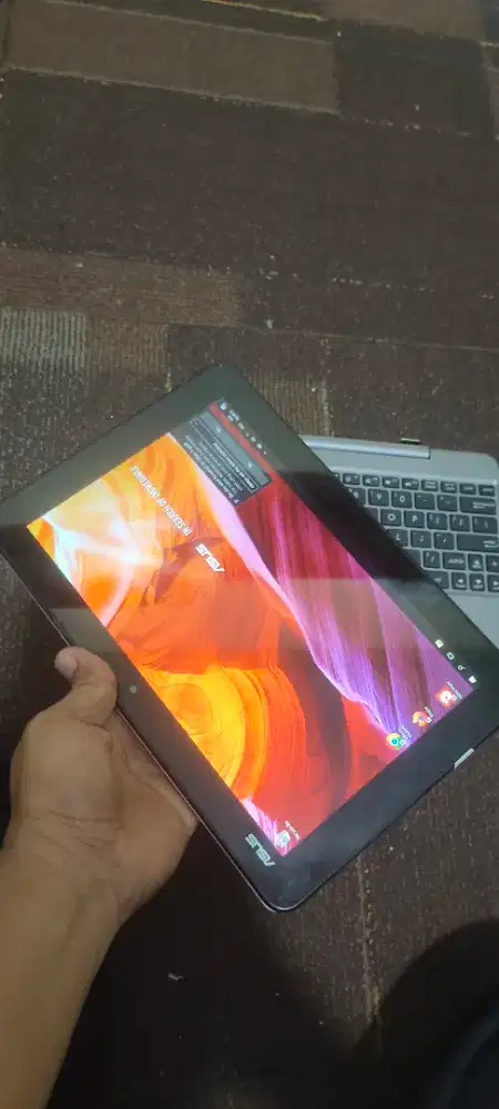 Asus 2 in1 notbokke bisa jadi tablet SSD mulus segel cuma 1.35jt saja