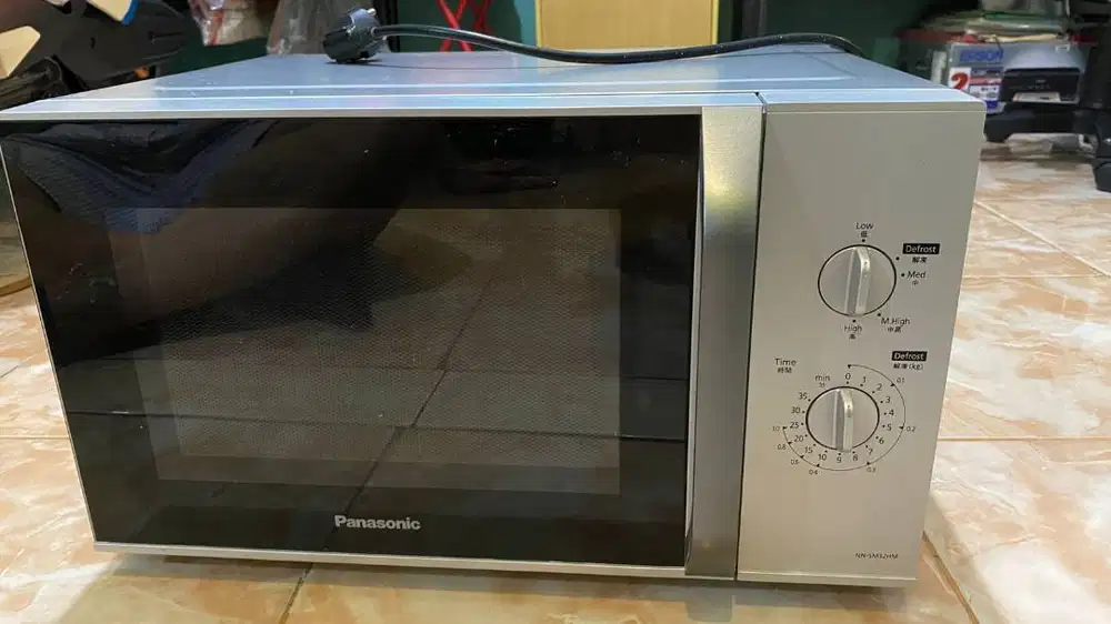 MICROWAVE 25L PANASONIC SERI NN-SM32HM SECOND/BEKAS