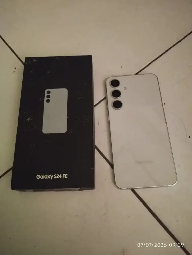 Samsung S24 FE.