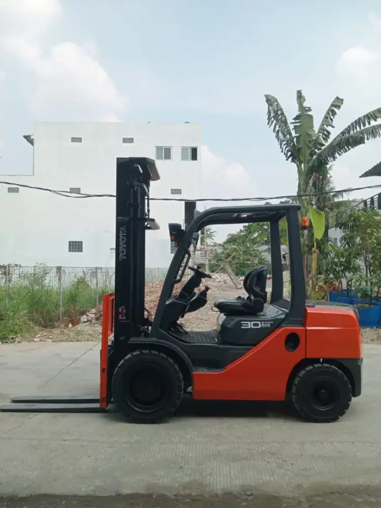 Forklift Toyota 3 ton tiang tinggi