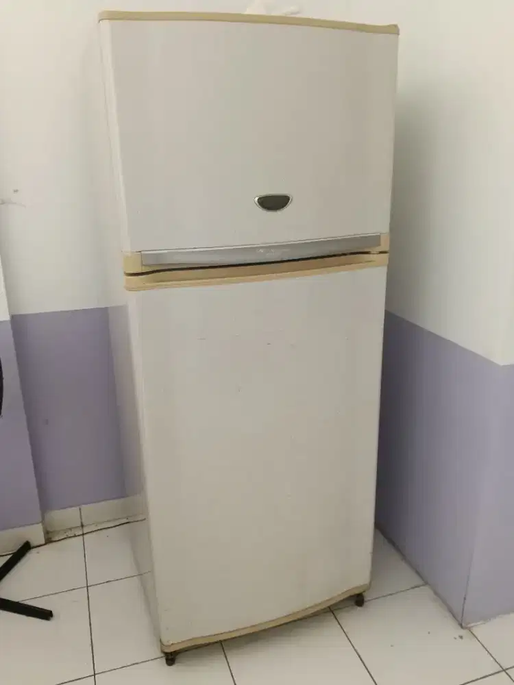 Kulkas Sharp 2 pintu jual cepat harga nego.