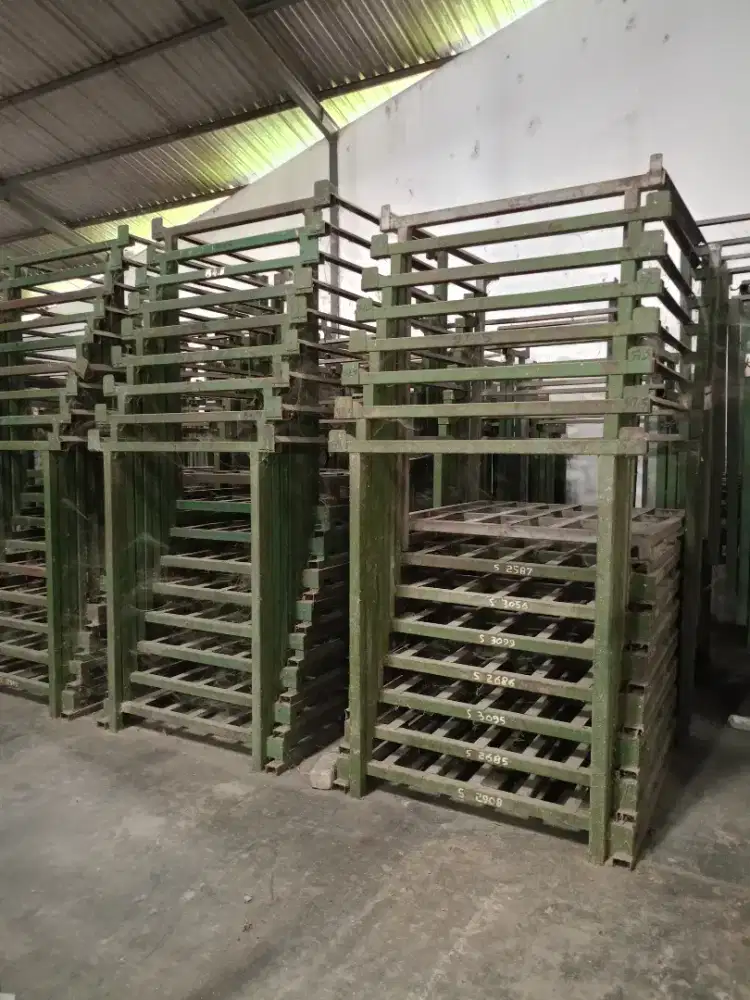 Pallet besi custom