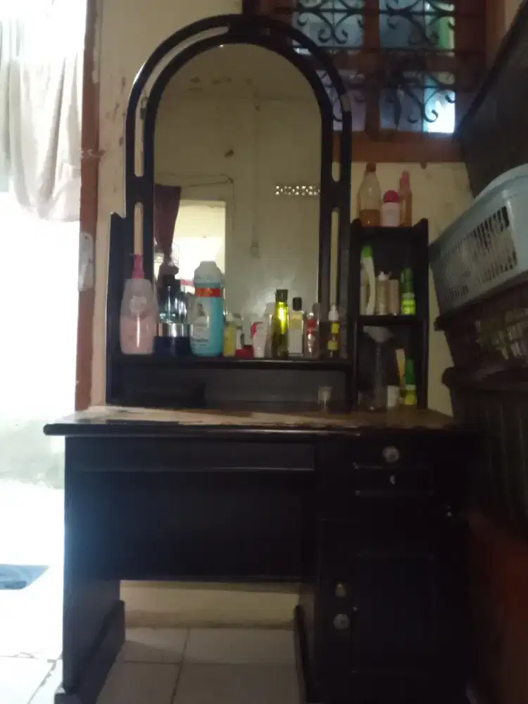 Meja rias bekas
