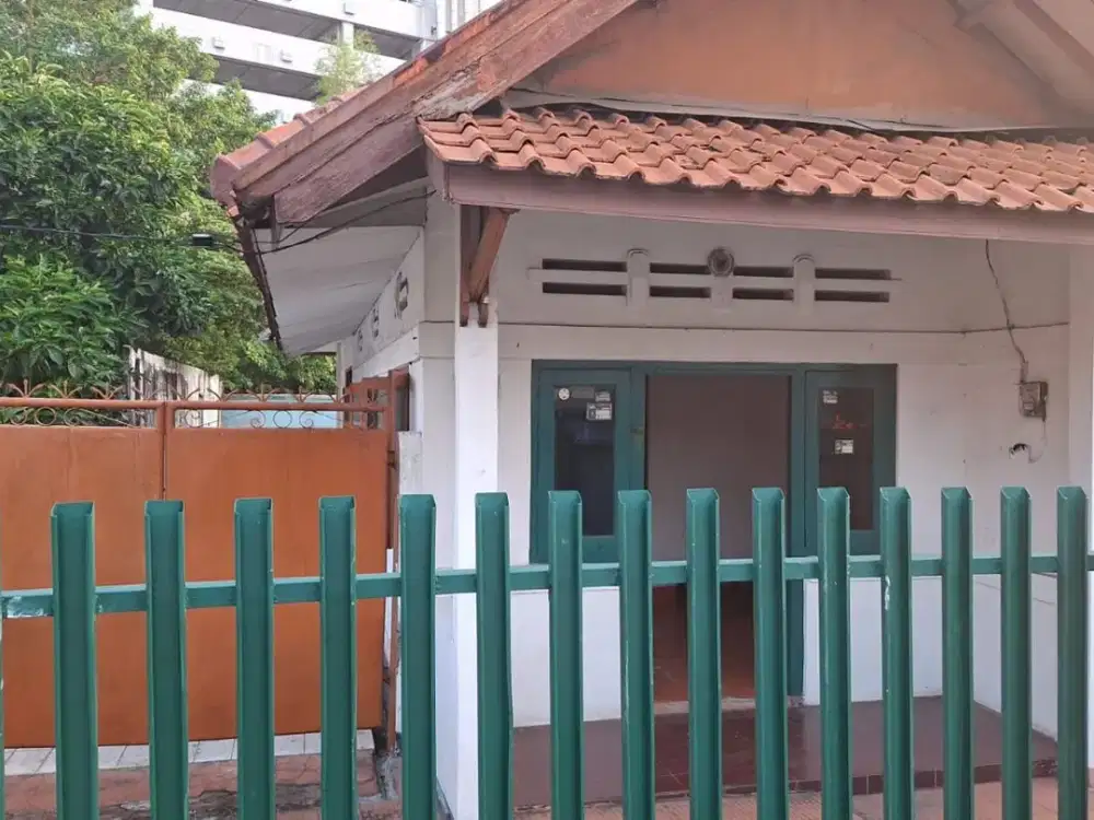 Rumah Besar dekat Mall Ciplaz Jatinegara & Stasiun Kereta disewakan