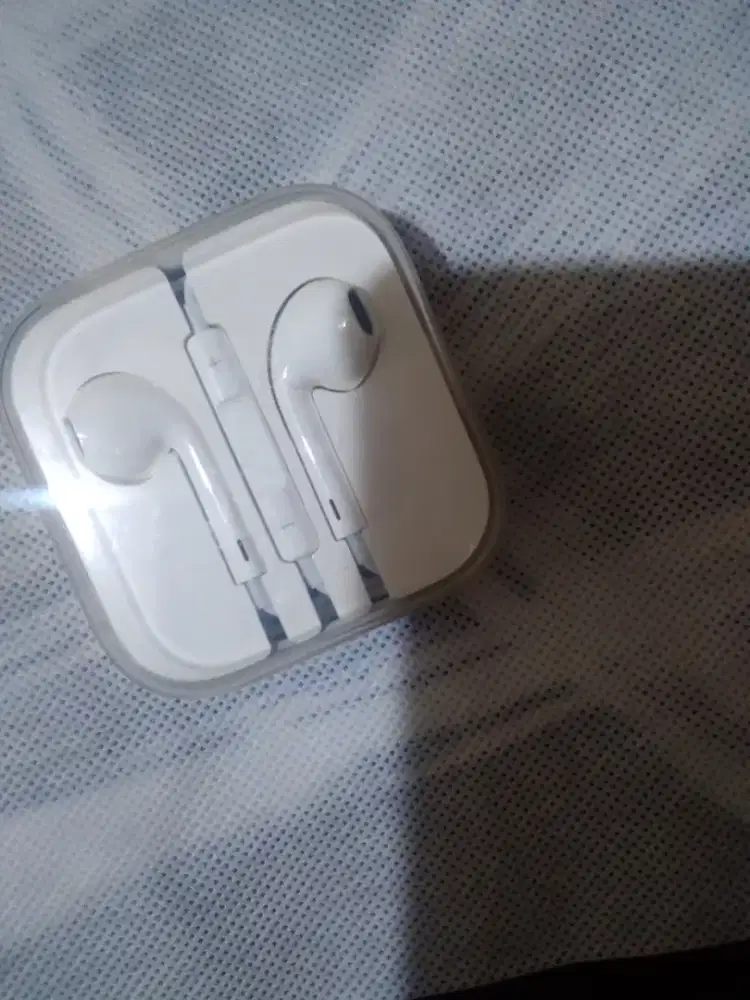 Handafree ori iphone 6 plus bawaan dari kotak hp belum.pernah dipake
