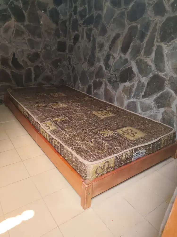 Dipan tempat tidur pendek