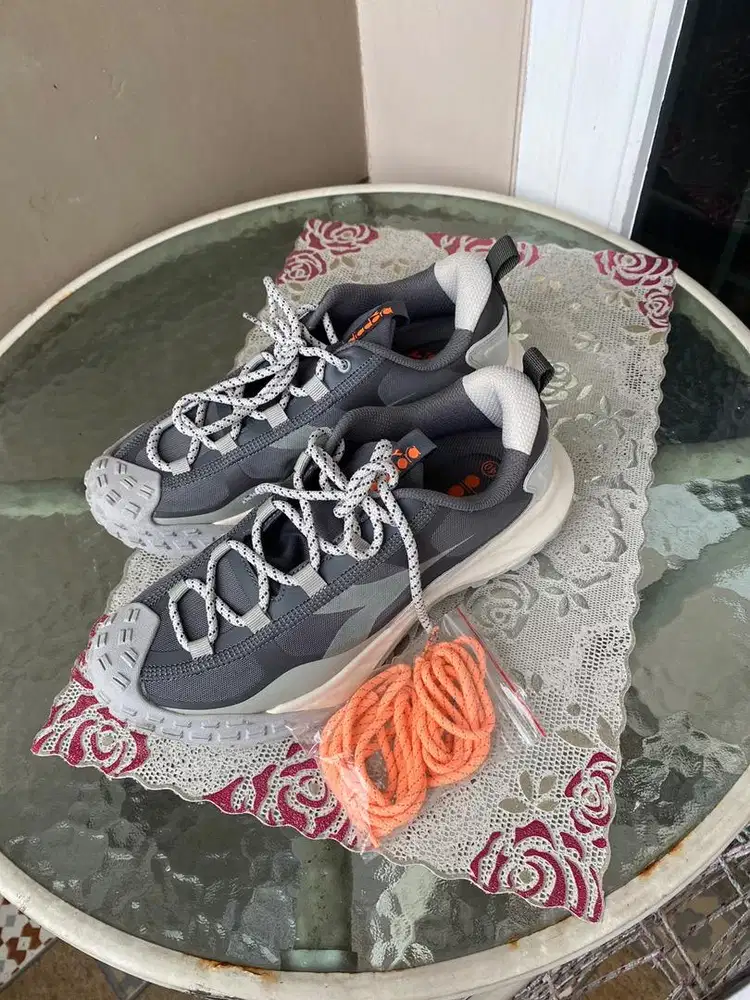 Sepatu olahraga, hiking, sneakers diadora Pizor