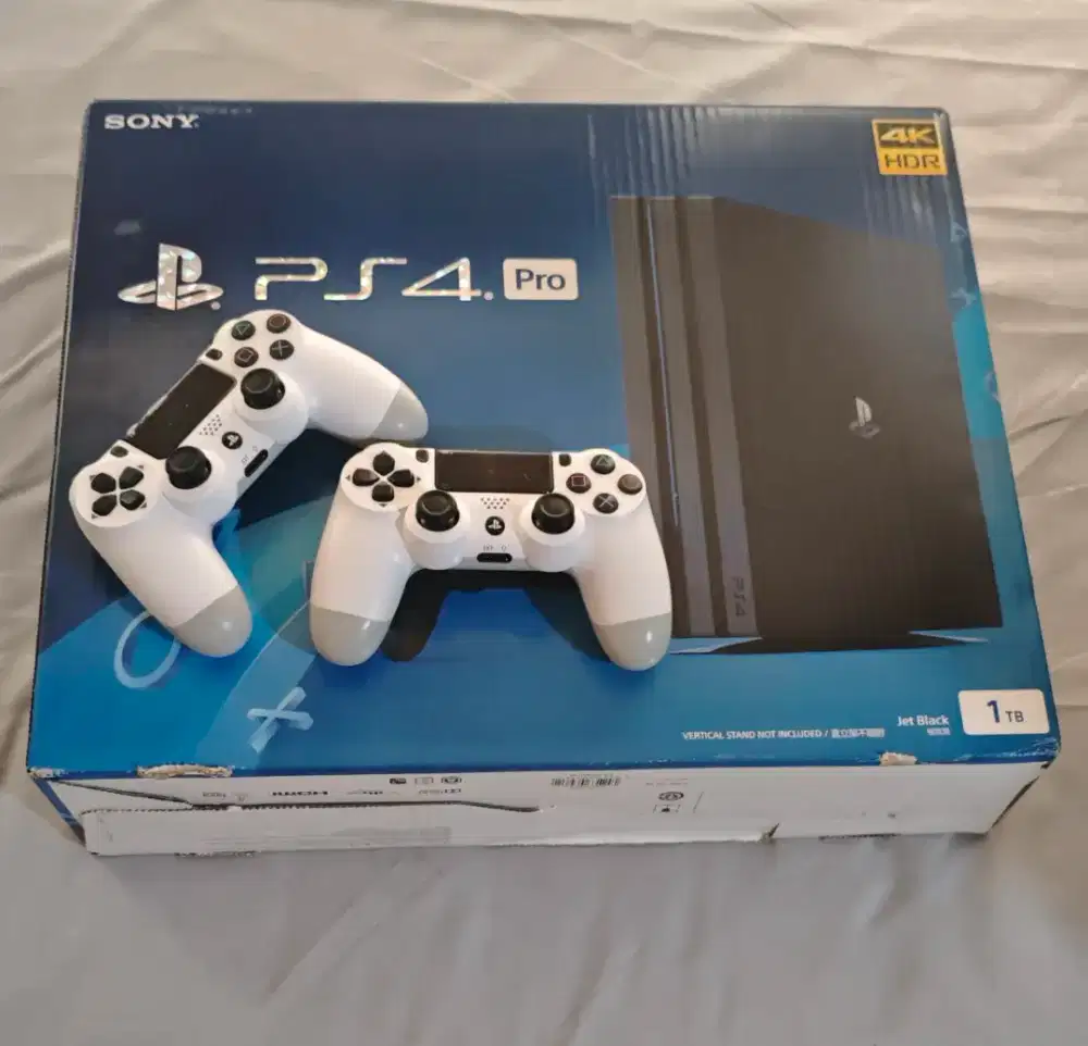 Ps4 pro 1TB +2STICK
