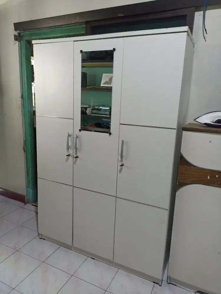 lemari pakaian bekas bagus
