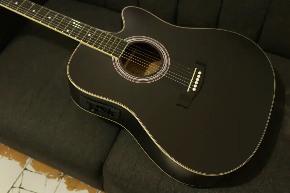 Gitar akustik elektrik jumbo hitam