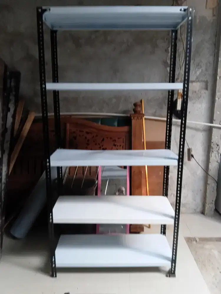 Dijual etalase rak besi, 5 ambalan ukuran 1 meter x 40 cm x 2 meter