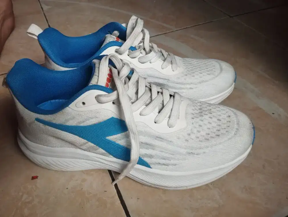 Sepatu lari pria diadora ukuran 40
