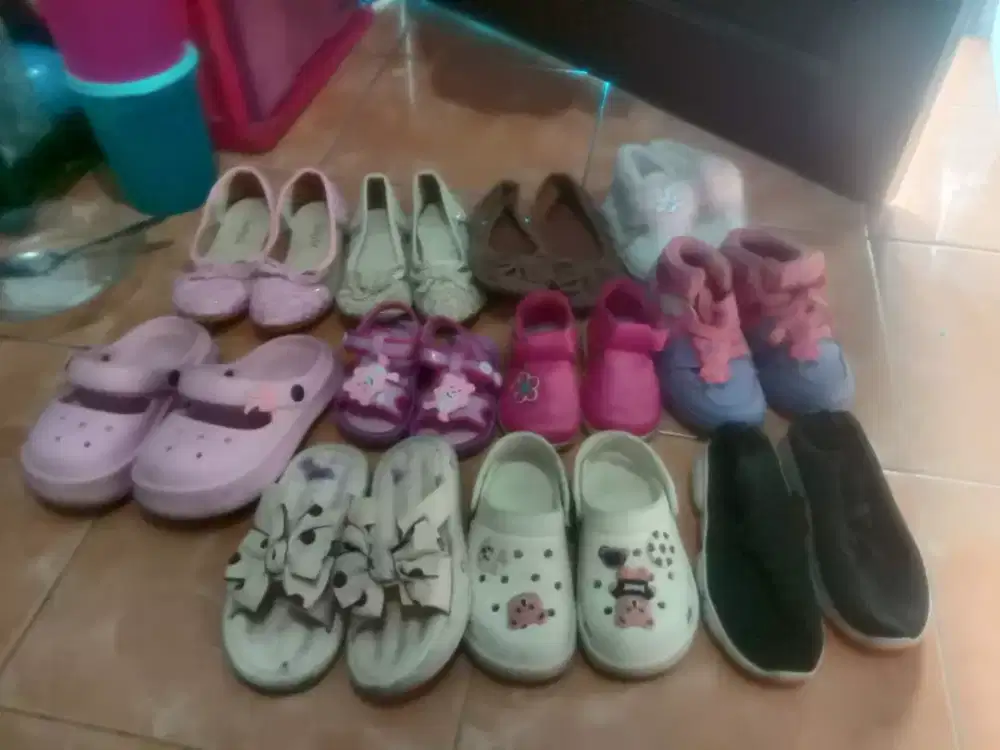 sepatu dan sendak anak borong