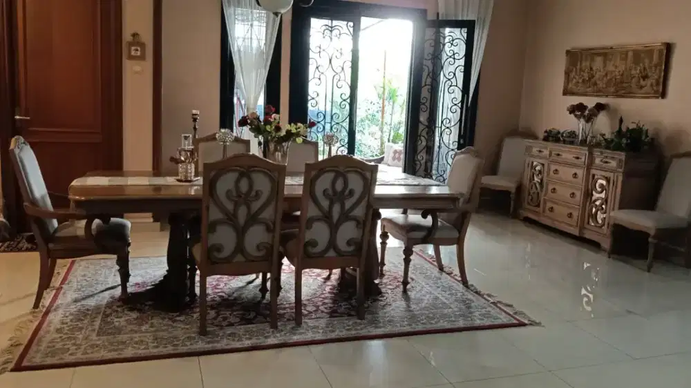 Di jual meja makan dan 8 kursi mewah