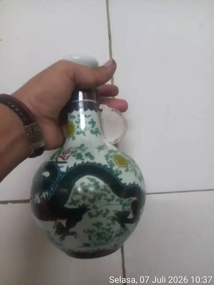 Gucci minumanan anttik naga
