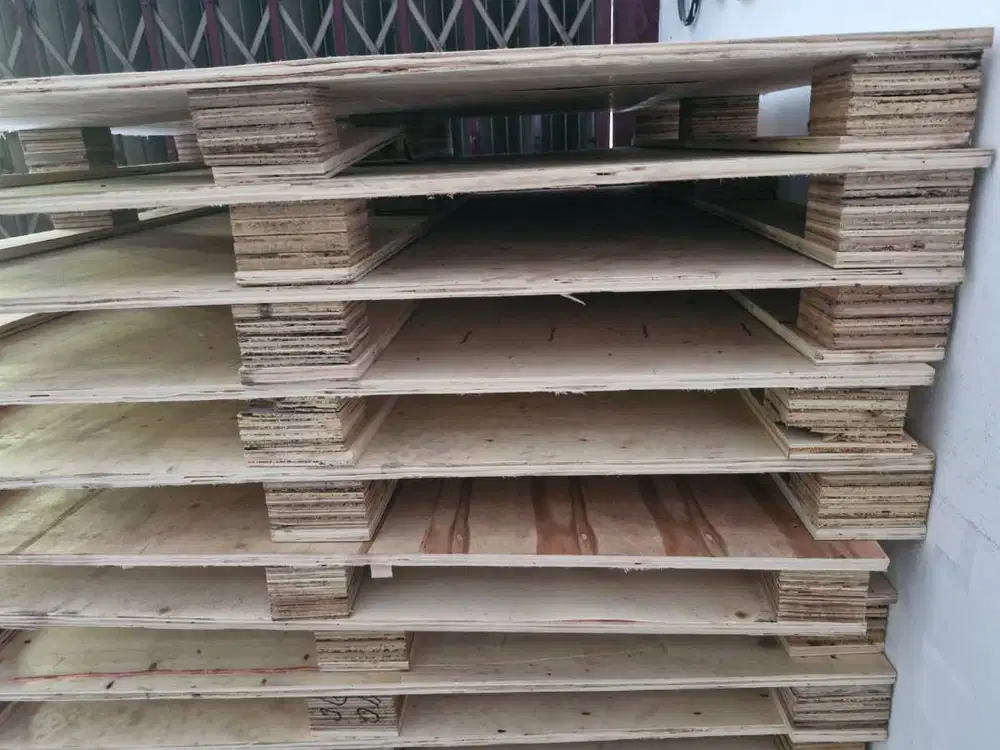 Palet Kayu 110 × 110 cm