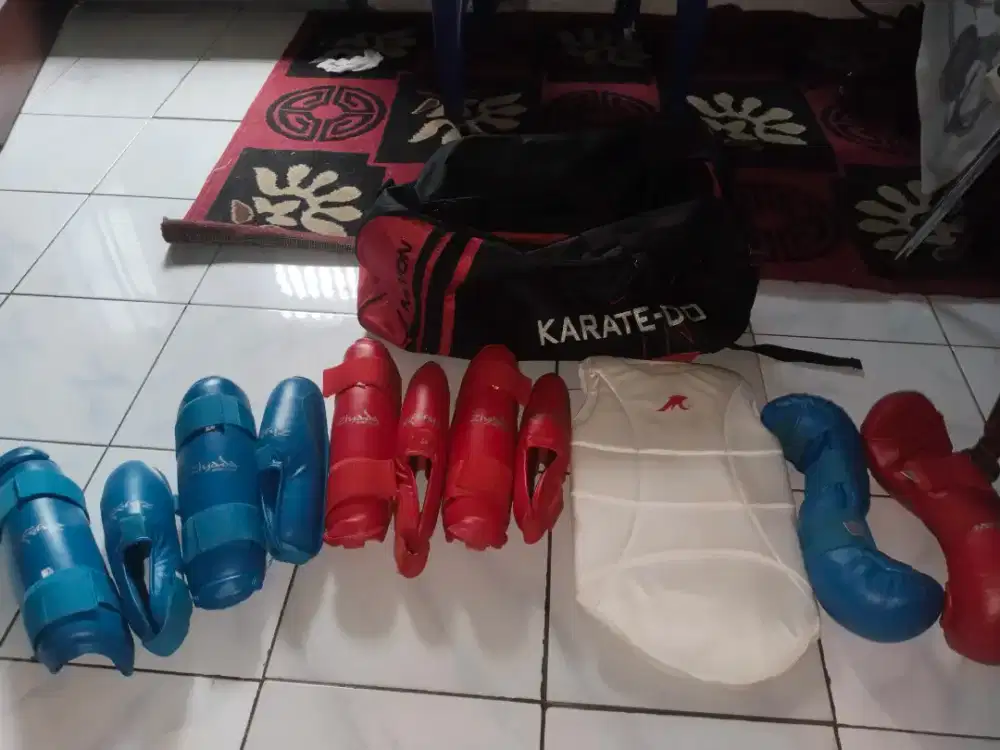 Peralatan karate muvon dan pelindung kaki ziyada