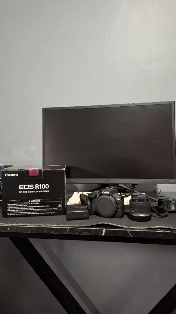 Camera Canon EOS R100