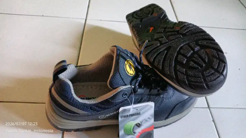 Sepatu safety merk Himmen