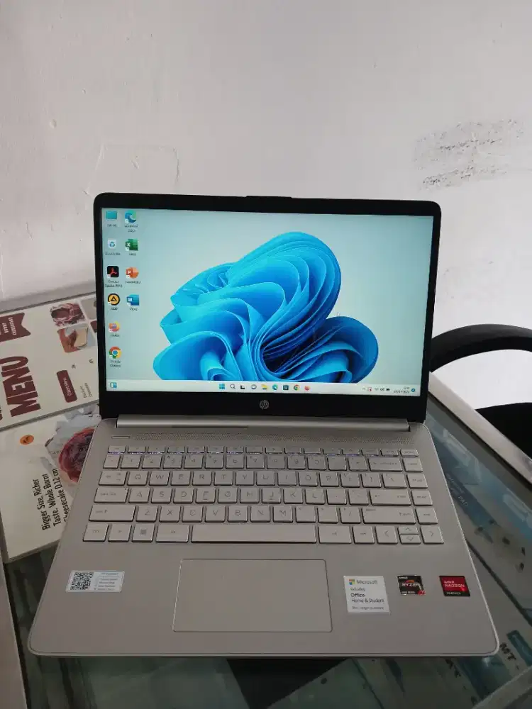 Laptop HP 14s AMD RYZEN 7 5700U RAM 8 SSD 512 RADEON GRAPHICS