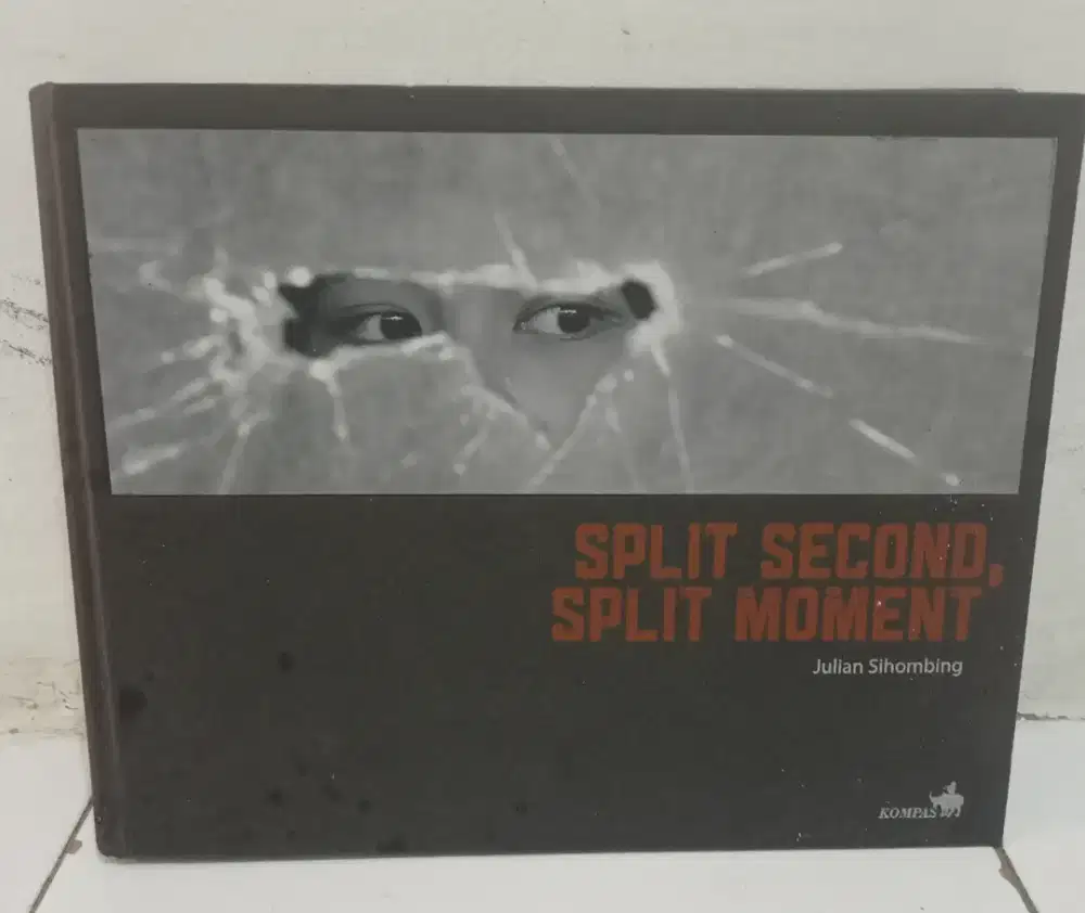 Buku Split Second Split Moment, Julian Sihombing