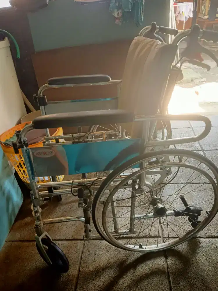Kursi roda besi isi