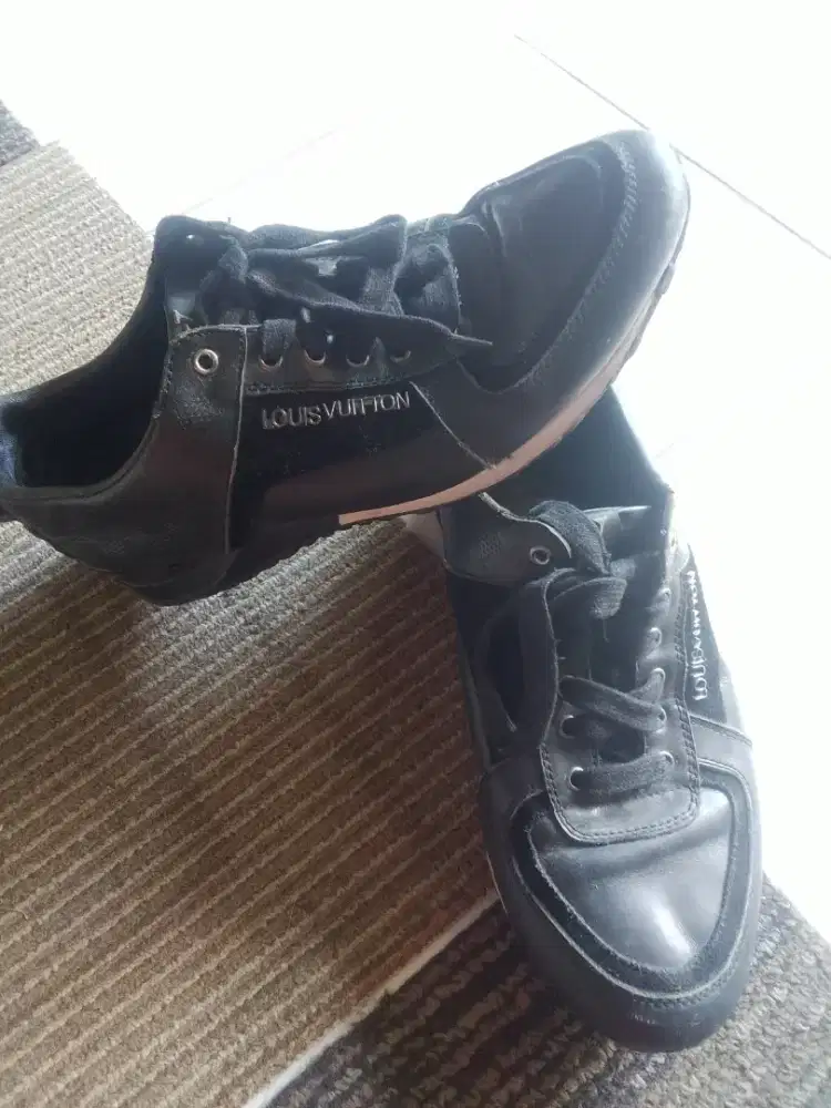 Jual sepatu sneaker pria Louis Vuitton Run away