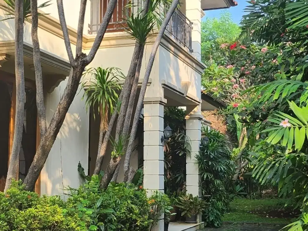 Harga Terbaik Di Kemang, Halaman Luas & Asri Serasa Di Bali