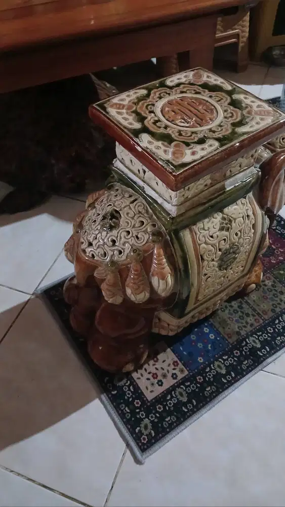 Di Jual barang antique  Gajah Keramik
