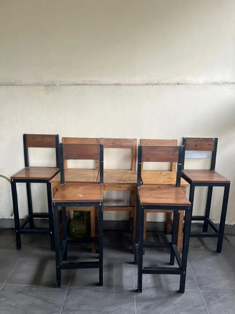 Kursi kayu bekas