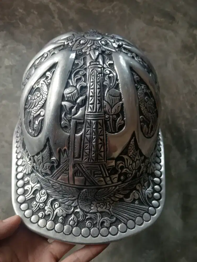 Helm ukiran unik