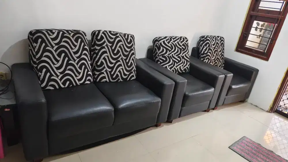 Sofa empuk komplit dengan meja