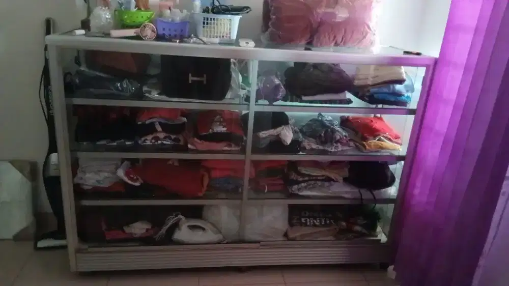 Lemari etalase kaca